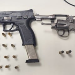 Homem é preso com pistola 9mm e revólver após denúncia de disparos de arma de fogo em Feira de Santana