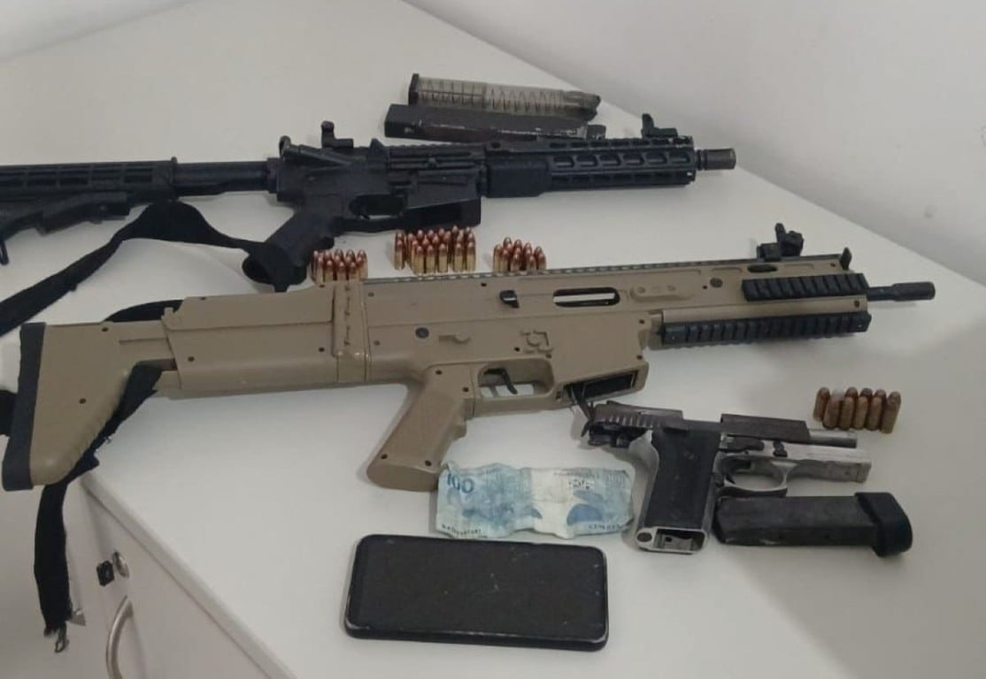 Submetralhadora e outras armas são apreendidas pela PM no bairro Iapi em Salvador; homem morre em confronto