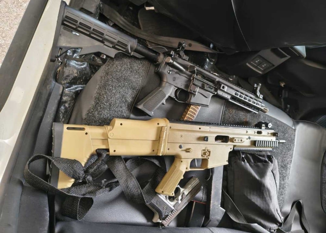 Submetralhadora e outras armas são apreendidas pela PM no bairro Iapi em Salvador; homem morre em confronto Submetralhadora e outras armas são apreendidas pela PM no bairro Iapi em Salvador; homem morre em confronto