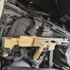 Submetralhadora e outras armas são apreendidas pela PM no bairro Iapi em Salvador; homem morre em confronto