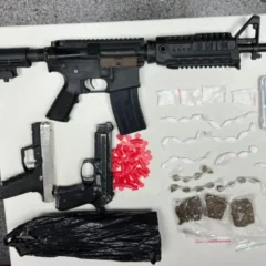 Arma, drogas e simulacros de fuzil e pistola s&atilde;o apreendidos em Feira de Santana