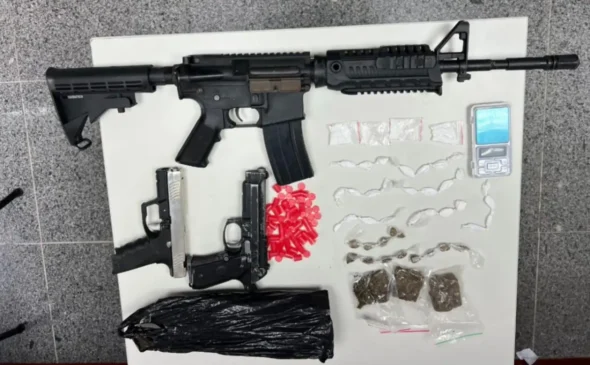 Arma, drogas e simulacros de fuzil e pistola são apreendidos em Feira de Santana