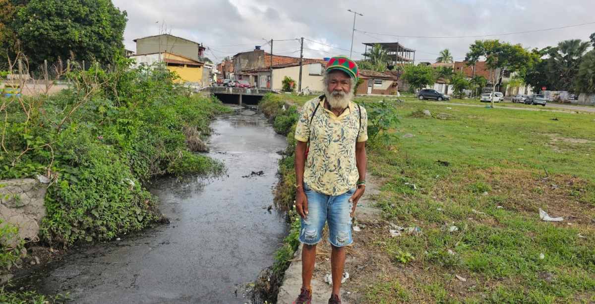 Com mato, terra e lama, situação do canal da Rua Lopes Rodrigues preocupa moradores do bairro Irmã Dulce