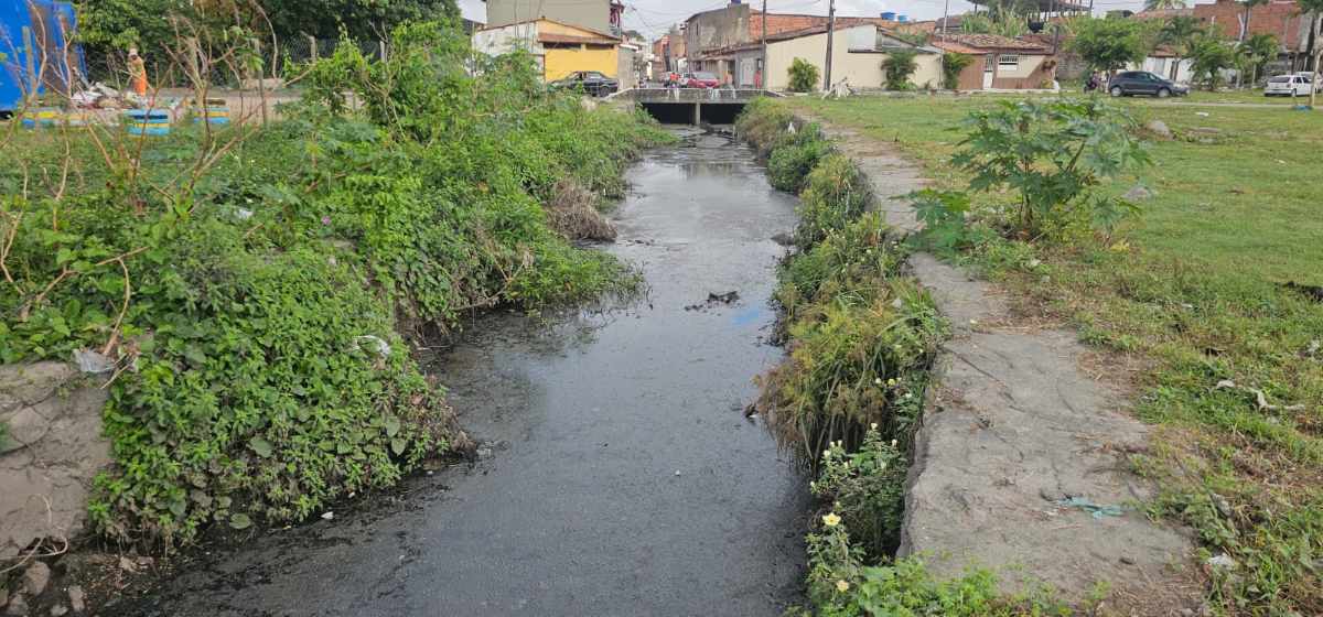 Com mato, terra e lama, situação do canal da Rua Lopes Rodrigues preocupa moradores do bairro Irmã Dulce Com mato, terra e lama, situação do canal da Rua Lopes Rodrigues preocupa moradores do bairro Irmã Dulce