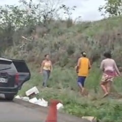 Carreta tomba na BR-116 e carga de fogos de artifício é saqueada