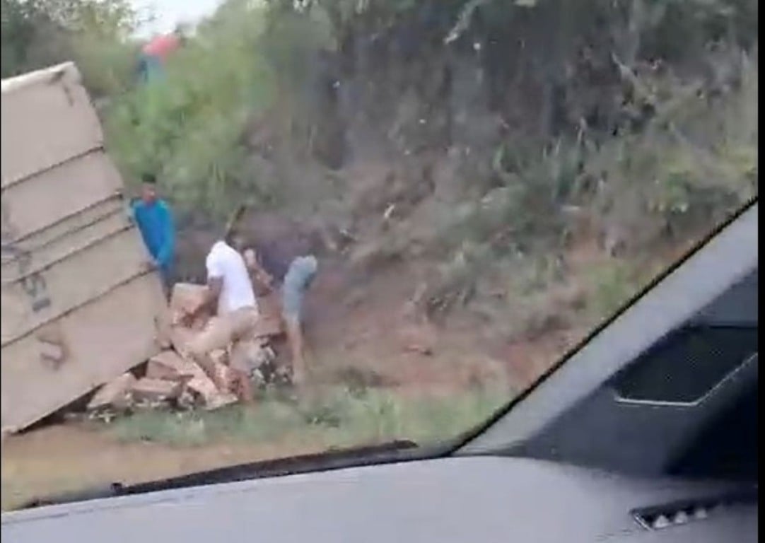 Carreta tomba na BR-116 e carga de fogos de artifício é saqueada