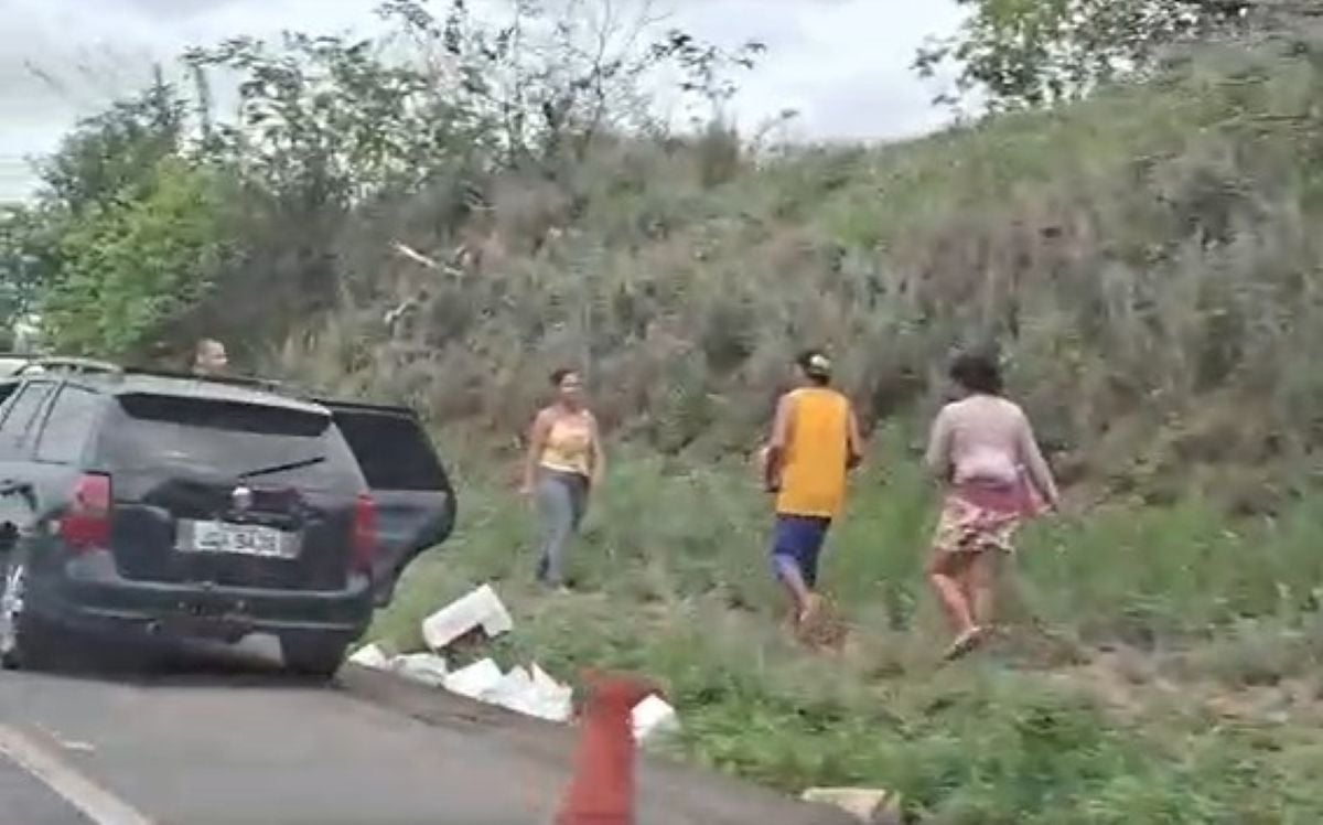 Carreta tomba na BR-116 e carga de fogos de artifício é saqueada Carreta tomba na BR-116 e carga de fogos de artifício é saqueada