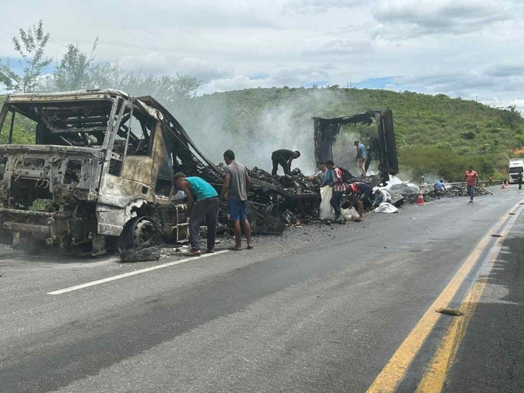Incêndio em carreta deixa BR-116 travada em trecho de Jaguaquara; veículo transportava doces