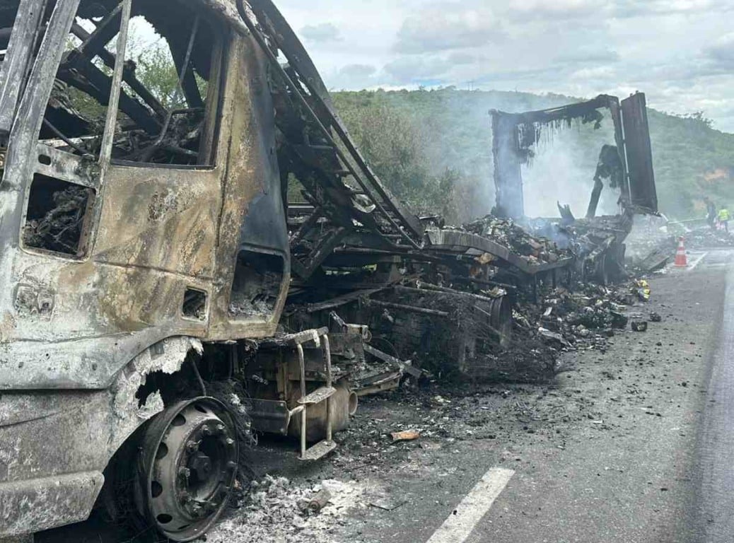 Incêndio em carreta deixa BR-116 travada em trecho de Jaguaquara; veÃculo transportava doces Incêndio em carreta deixa BR-116 travada em trecho de Jaguaquara; veÃculo transportava doces