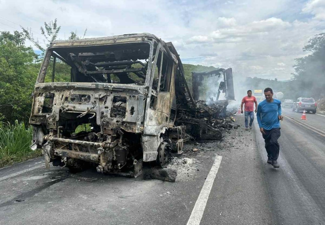 Incêndio em carreta deixa BR-116 travada em trecho de Jaguaquara; veículo transportava doces