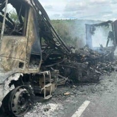 Incêndio em carreta deixa BR-116 travada em trecho de Jaguaquara; veículo transportava doces