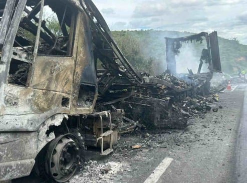 Incêndio em carreta deixa BR-116 travada em trecho de Jaguaquara; veículo transportava doces