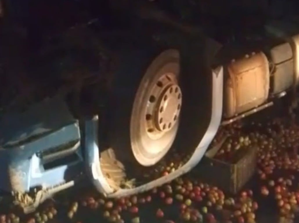Carreta com carga de tomates tomba próximo à Jacobina; motorista sobreviveu Carreta com carga de tomates tomba próximo à Jacobina; motorista sobreviveu