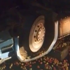 Carreta com carga de tomates tomba próximo à Jacobina; motorista sobreviveu