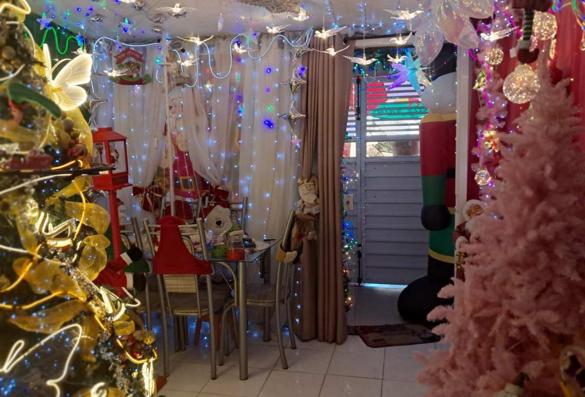 Feirense transforma casa em “Caminho Mágico para o Natal”, atraindo visitantes com cenário temático iluminado Feirense transforma casa em “Caminho Mágico para o Natal”, atraindo visitantes com cenário temático iluminado