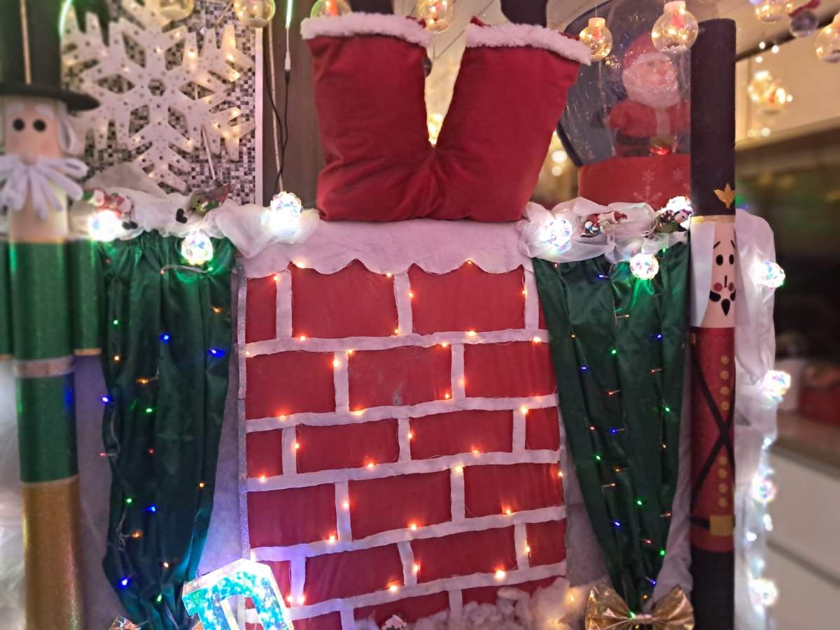 Feirense transforma casa em “Caminho Mágico para o Natal”, atraindo visitantes com cenário temático iluminado Feirense transforma casa em “Caminho Mágico para o Natal”, atraindo visitantes com cenário temático iluminado