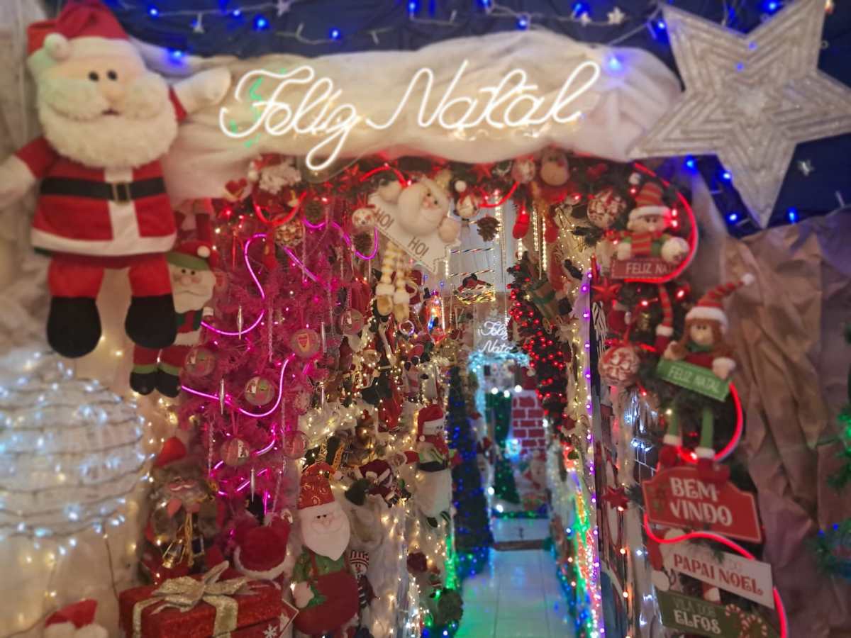 Feirense transforma casa em “Caminho Mágico para o Natal”, atraindo visitantes com cenário temático iluminado Feirense transforma casa em “Caminho Mágico para o Natal”, atraindo visitantes com cenário temático iluminado
