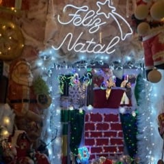 Feirense transforma casa em “Caminho Mágico para o Natal”, atraindo visitantes com cenário temático iluminado