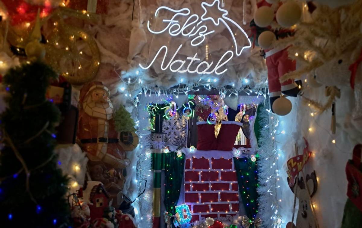 Feirense transforma casa em “Caminho Mágico para o Natal”, atraindo visitantes com cenário temático iluminado Feirense transforma casa em “Caminho Mágico para o Natal”, atraindo visitantes com cenário temático iluminado