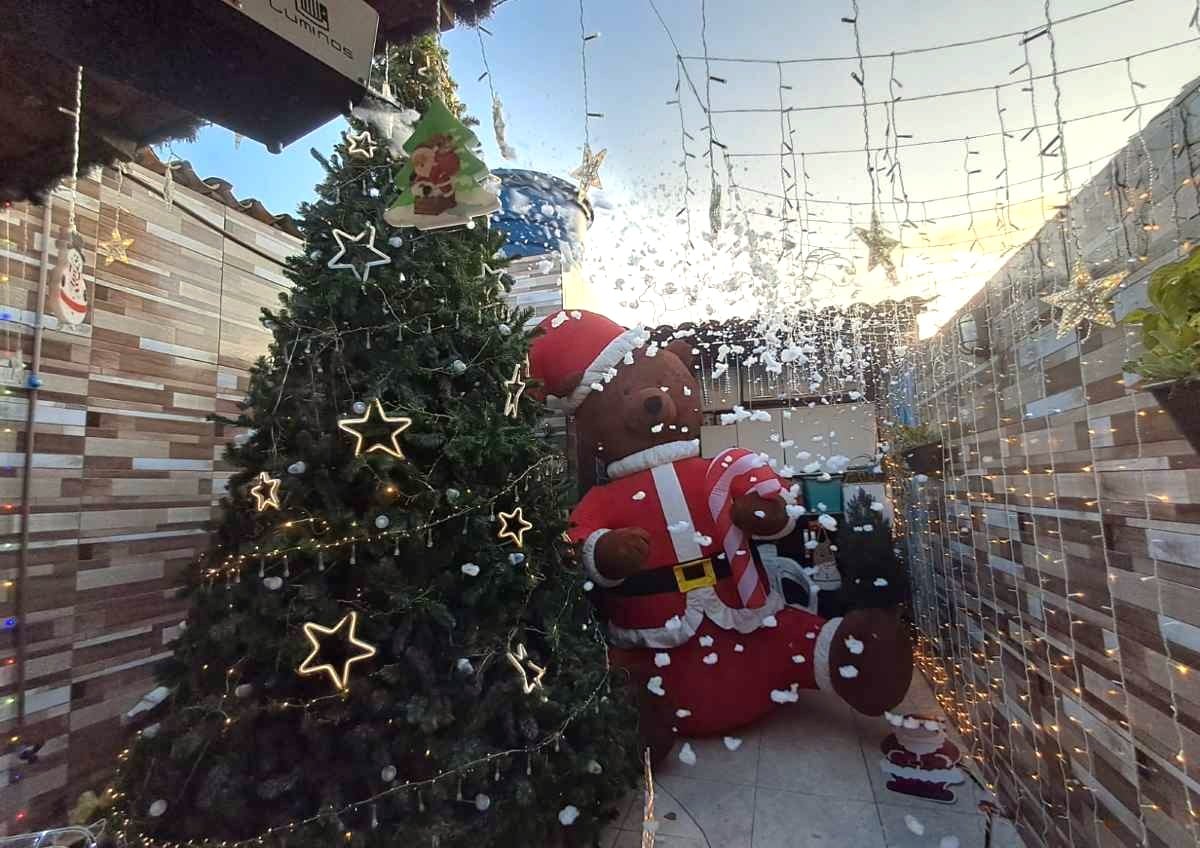 Feirense transforma casa em “Caminho Mágico para o Natal”, atraindo visitantes com cenário temático iluminado Feirense transforma casa em “Caminho Mágico para o Natal”, atraindo visitantes com cenário temático iluminado