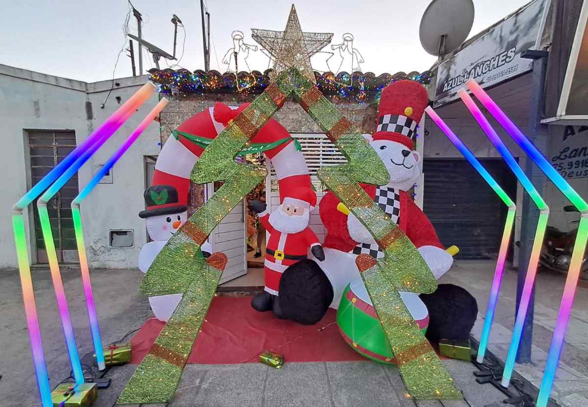 Feirense transforma casa em “Caminho Mágico para o Natal”, atraindo visitantes com cenário temático iluminado Feirense transforma casa em “Caminho Mágico para o Natal”, atraindo visitantes com cenário temático iluminado