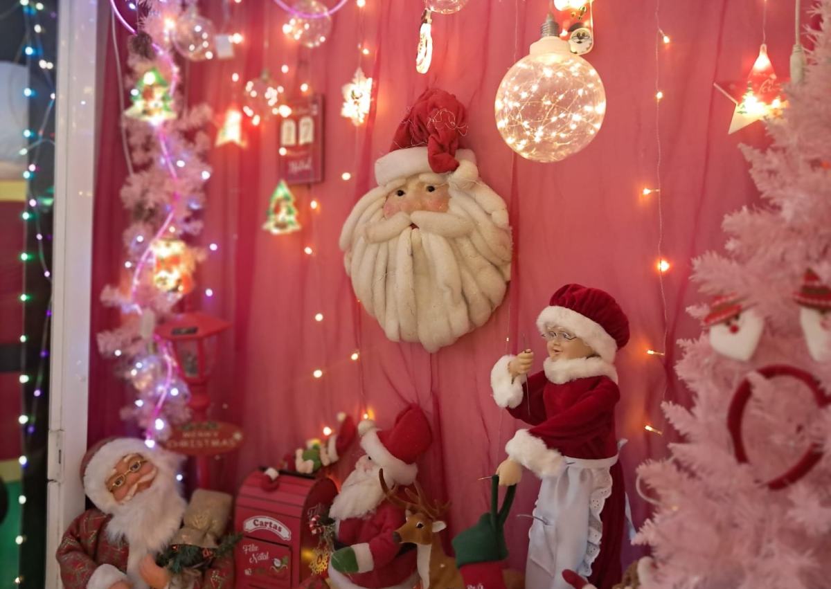 Feirense transforma casa em “Caminho Mágico para o Natal”, atraindo visitantes com cenário temático iluminado Feirense transforma casa em “Caminho Mágico para o Natal”, atraindo visitantes com cenário temático iluminado
