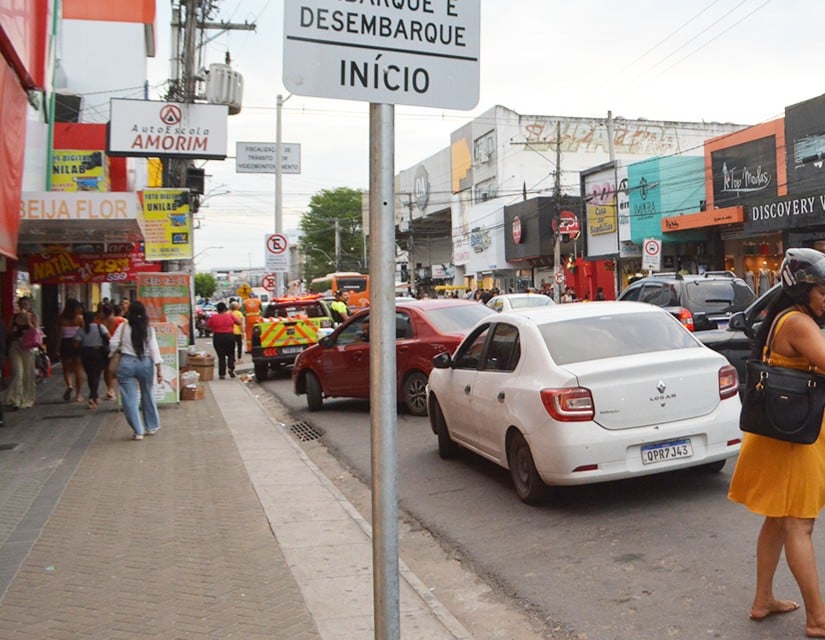 Prefeitura implanta novas áreas de embarque e desembarque para melhorar - comércio de Feira - organização do trânsito