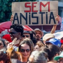Rio de Janeiro (RJ), 14/12/2025 -Manifestantes fazem ato na orla de Copacabana contra PL da Dosimetria e outros temas em votação no congresso nacional