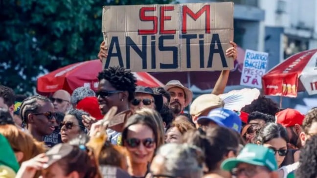 Rio de Janeiro (RJ), 14/12/2025 -Manifestantes fazem ato na orla de Copacabana contra PL da Dosimetria e outros temas em votação no congresso nacional