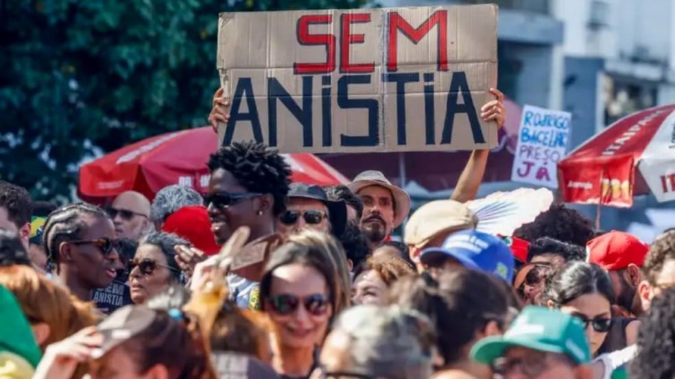 Rio de Janeiro (RJ), 14/12/2025 -Manifestantes fazem ato na orla de Copacabana contra PL da Dosimetria e outros temas em votação no congresso nacional Rio de Janeiro (RJ), 14/12/2025 -Manifestantes fazem ato na orla de Copacabana contra PL da Dosimetria e outros temas em votação no congresso nacional