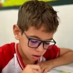 Menino de 9 anos morre após sofrer choque elétrico em praça com decoração natalina