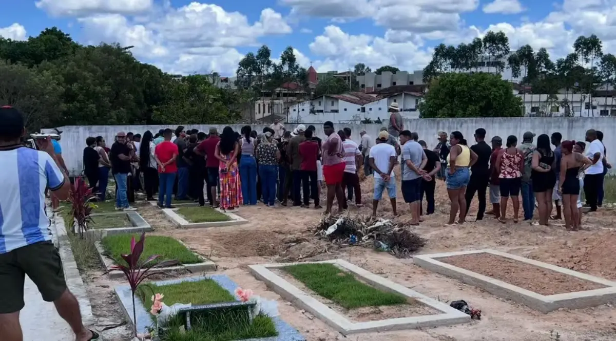 Três vítimas de acidente com 11 mortes na BR-101 são sepultadas sob forte comoção Três vítimas de acidente com 11 mortes na BR-101 são sepultadas sob forte comoção