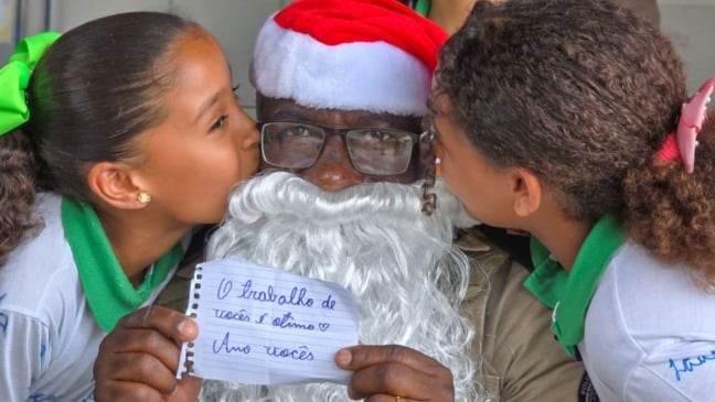 entrega de presentes de natal polícia militar projeto campanha soldado noel