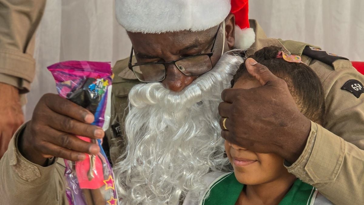 entrega de presentes de natal polícia militar projeto campanha soldado noel
