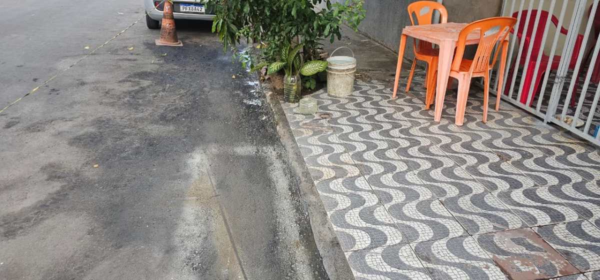 esgoto na frente do bar