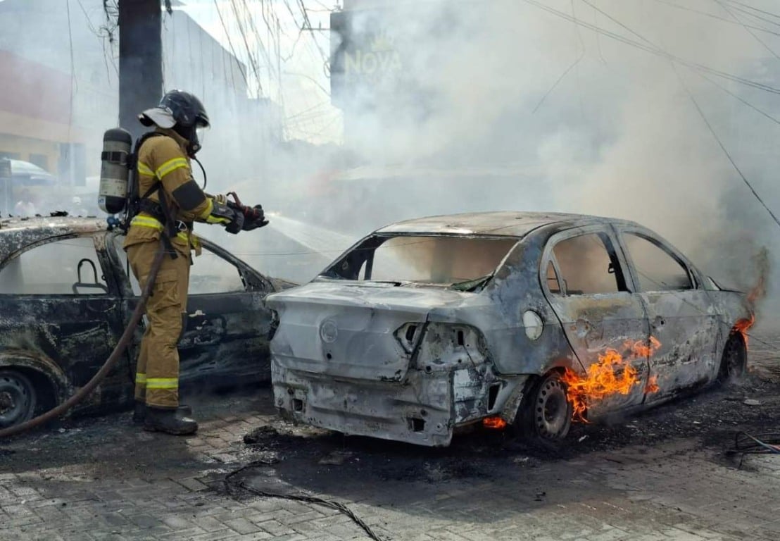 Dois carros incendiados após fogo em poste na Rua Marechal Deodoro