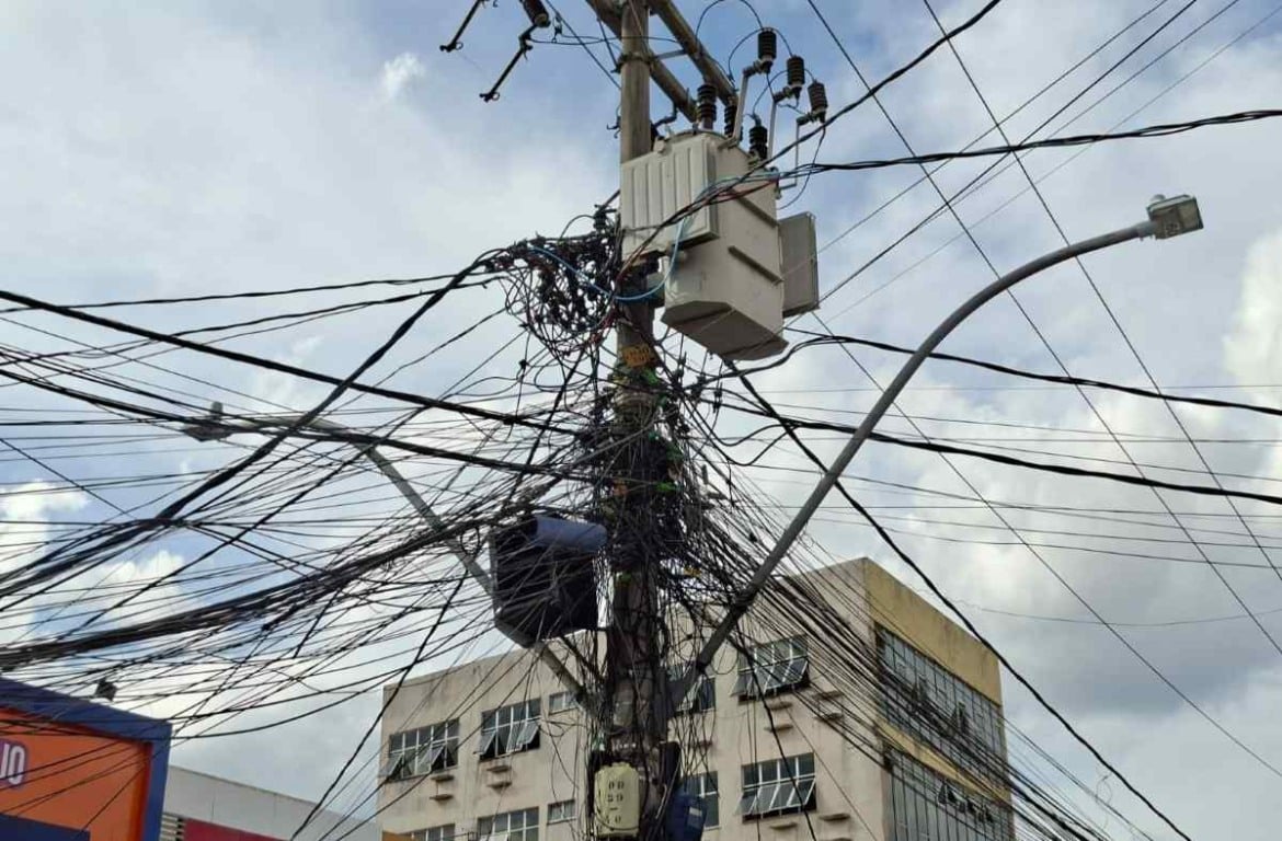 Dois carros incendiados após fogo em poste na Rua Marechal Deodoro