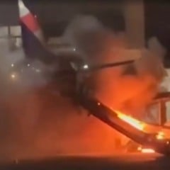 Passageiros são retirados de avião após incêndio em equipamento de solo no Aeroporto de Guarulhos em SP
