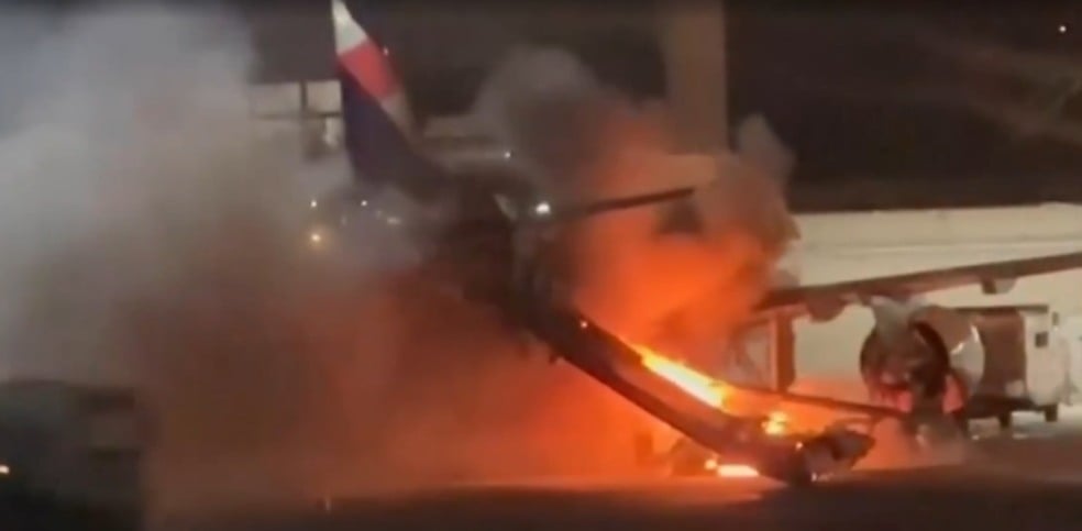 Passageiros são retirados de avião após incêndio em equipamento de solo no Aeroporto de Guarulhos em SP