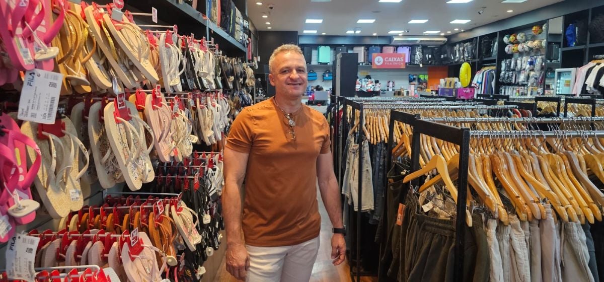 Jailson Carneiro, gerente de uma loja de calçados no centro de Feira de Santana