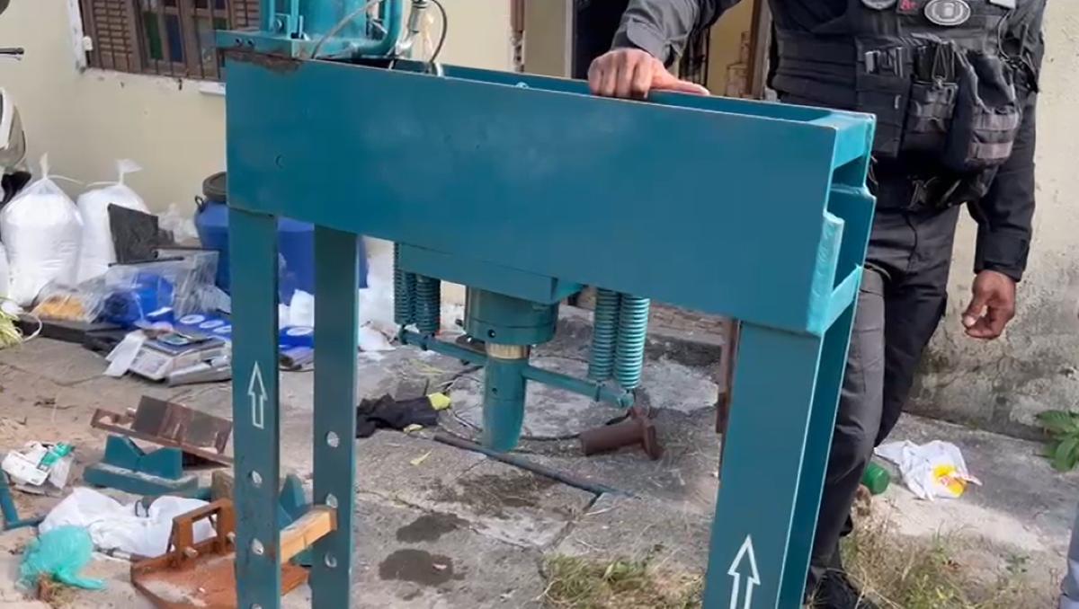 Polícia prende 39 pessoas e desarticula laboratórios de drogas na Bahia; mandados são cumpridos em Feira de Santana