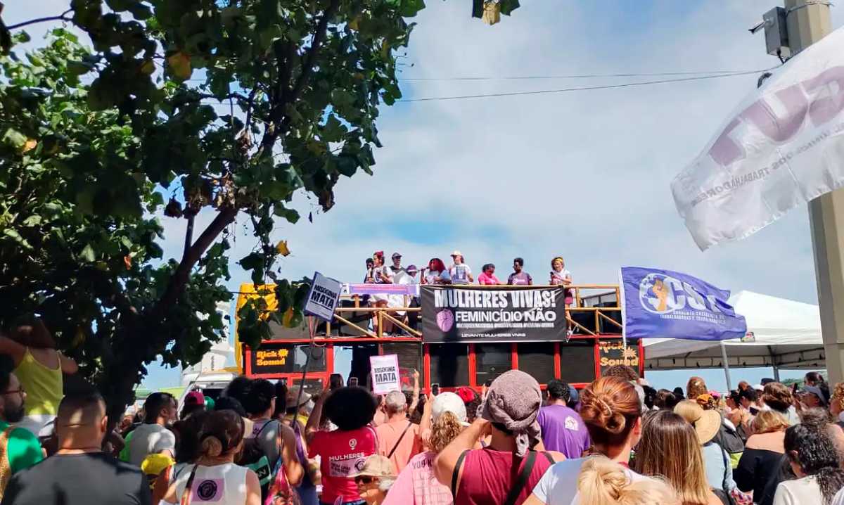 Mulheres de diversas capitais brasileiras vão as ruas em protesto contra feminicídio