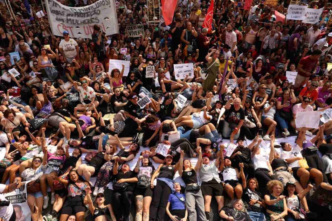 Mulheres de diversas capitais brasileiras vão as ruas em protesto contra feminicídio Mulheres de diversas capitais brasileiras vão as ruas em protesto contra feminicídio