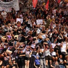 Mulheres de diversas capitais brasileiras vão as ruas em protesto contra feminicídio
