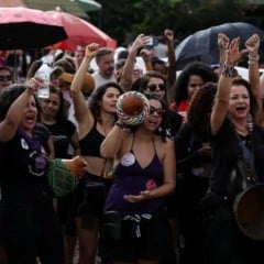 Mulheres de diversas capitais brasileiras vão as ruas em protesto contra feminicídio