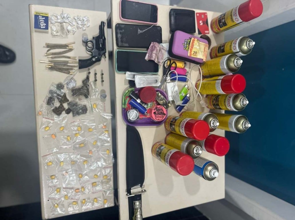 PM apreende drogas e arma durante fiscalização de festa clandestina em Vitória da Conquista PM apreende drogas e arma durante fiscalização de festa clandestina em Vitória da Conquista