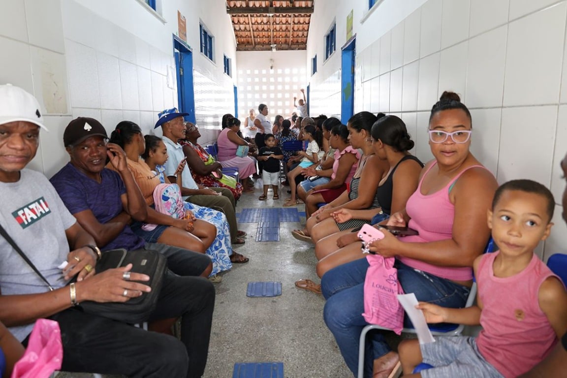 pessoas na fila de espera feira em ação