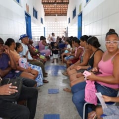pessoas na fila de espera feira em ação