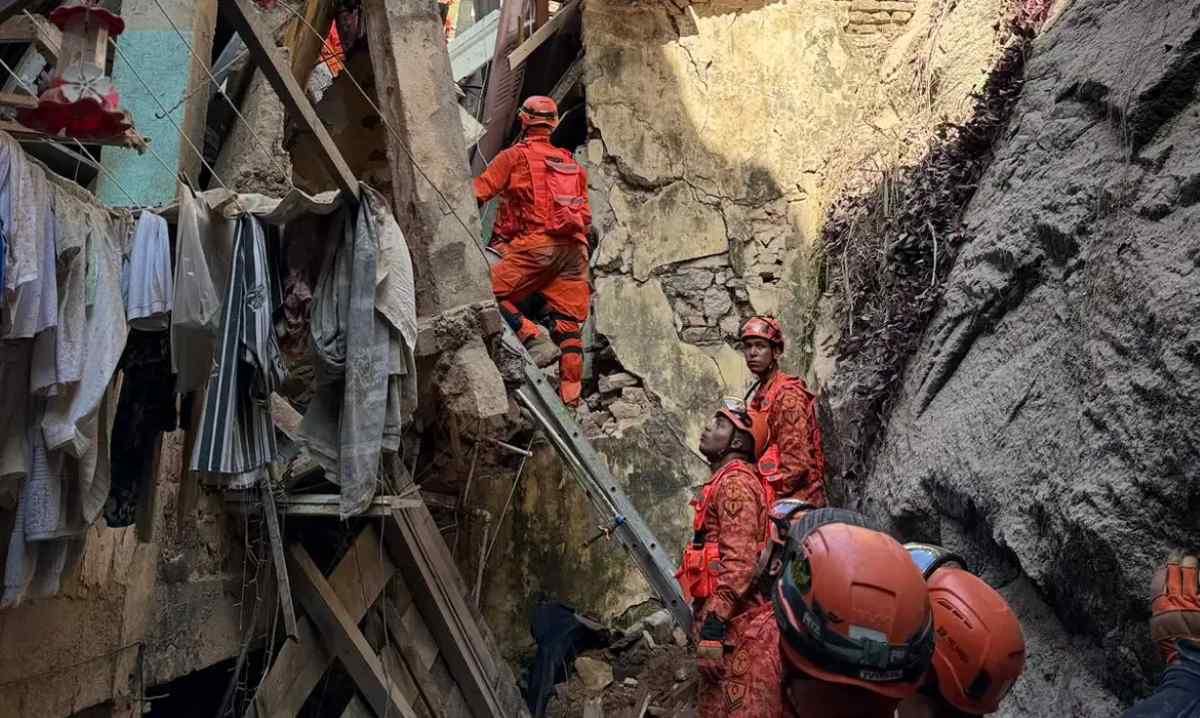 Sobreviventes: 17 pessoas são resgatadas em casarão que desabou no Rio de Janeiro