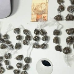 Investigado por homicídio é preso em flagrante por tráfico de drogas em Feira de Santana